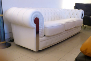 Klassischem Sofa aus weiβem Leder