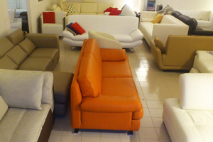 Sofa aus orangerotem Leder